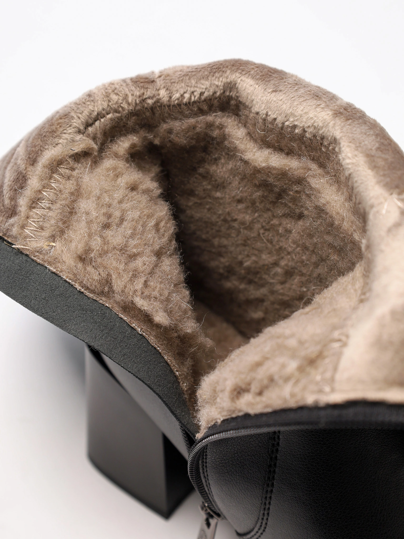 Сапоги черного цвета из натуральной кожи на высоком каблуке